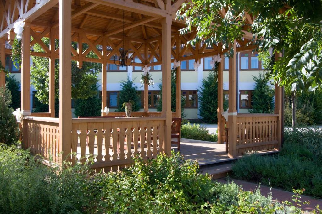 Hetkuti Wellness Hotel Es Lovaspark Mor Ngoại thất bức ảnh