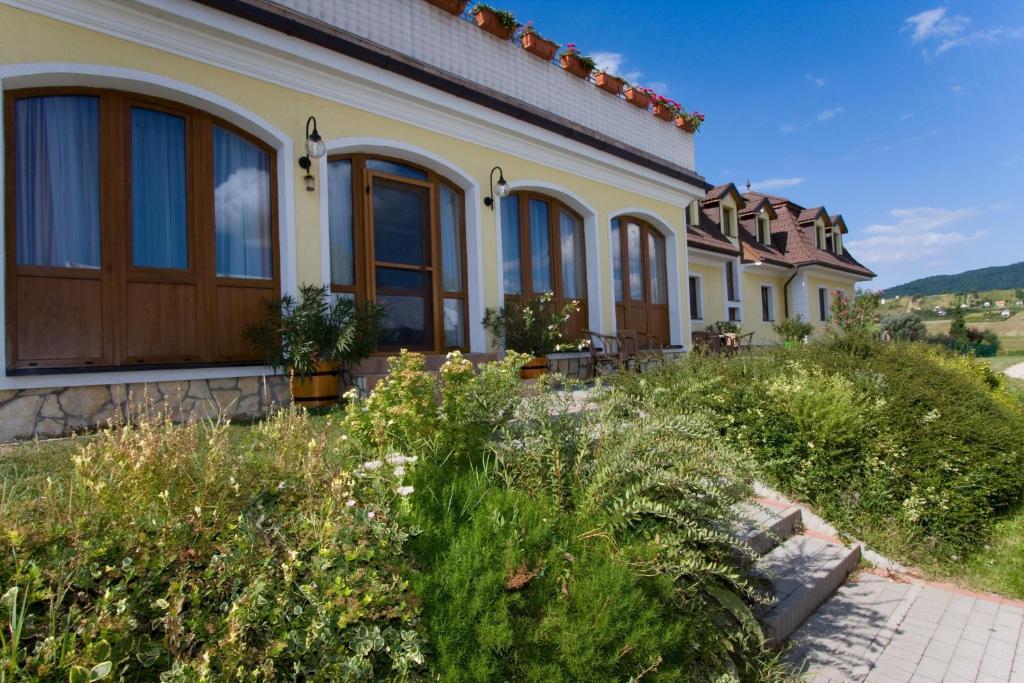 Hetkuti Wellness Hotel Es Lovaspark Mor Ngoại thất bức ảnh